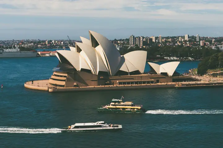 Sidney Opera Binası ve önünden geçen vapurlarla Sidney Limanı, Avustralya