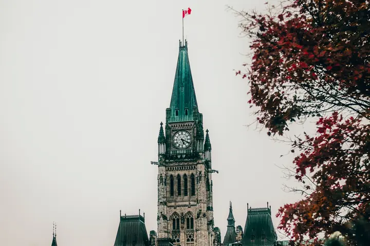 Ottawa’da Kanada Parlamentosu’nun Barış Kulesi, önde sonbahar yaprakları