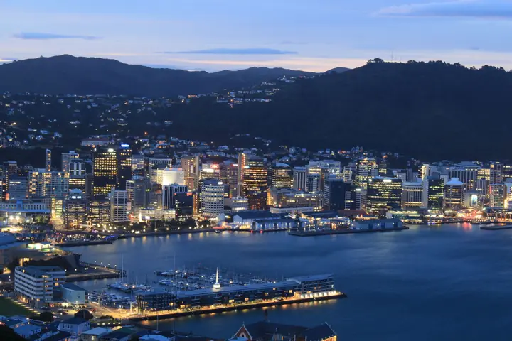 Akşam saatlerinde Wellington şehir ışıkları ve limanı, Yeni Zelanda