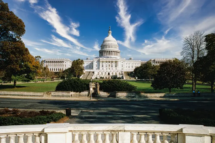 Washington’daki ABD Kongre Binası (Capitol) ve önündeki bahçeler
